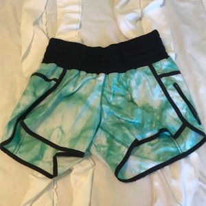Lululemon Tracker Shorts Tie-Dye Size 6 EUC
